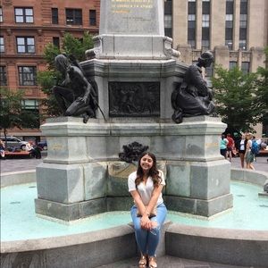 Meet your Posher, Layal